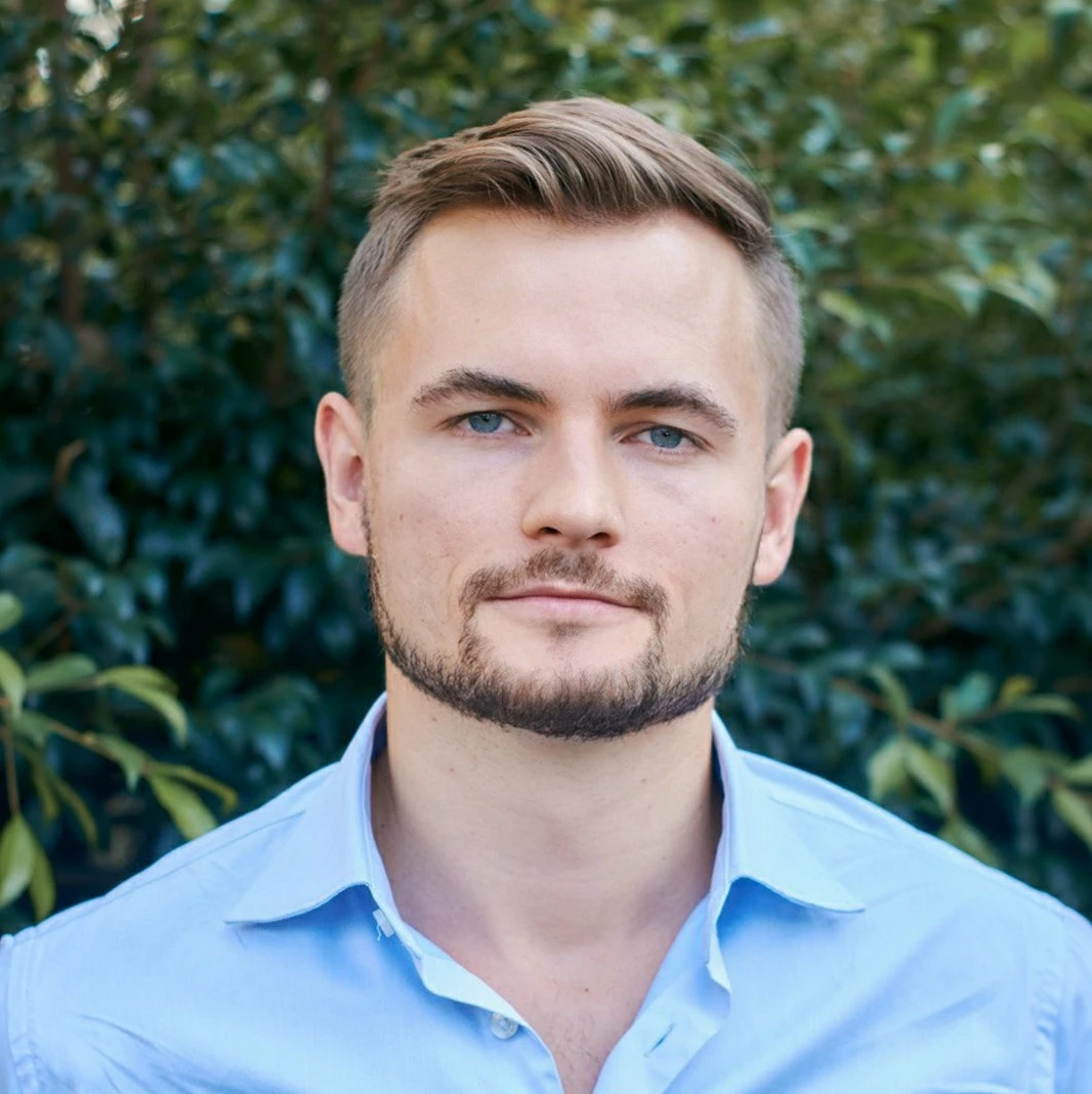 Piotr Tracichleb, consultor de ventas B2B y fundador de Puente Ventas
